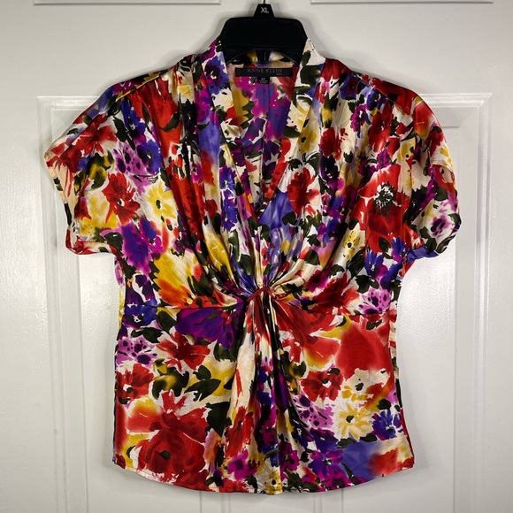 Anne Klein Tops - Anne Klein suits short sleeve floral blouse. 100% silk